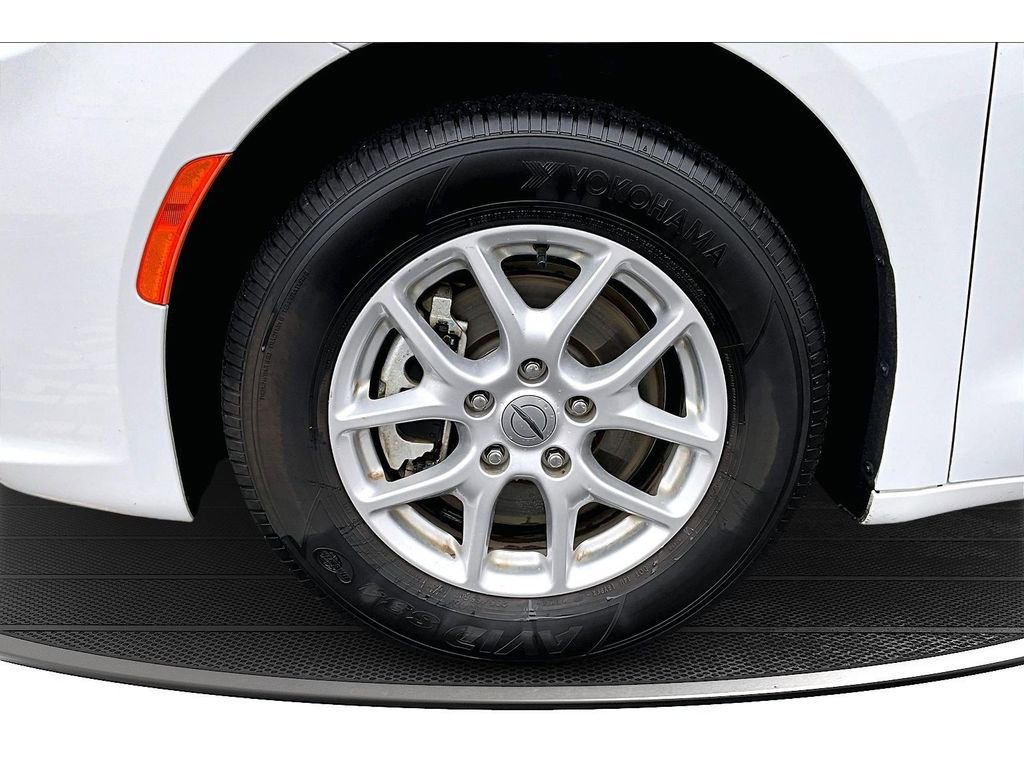 Used 2025 Chrysler Pacifica Select image 10