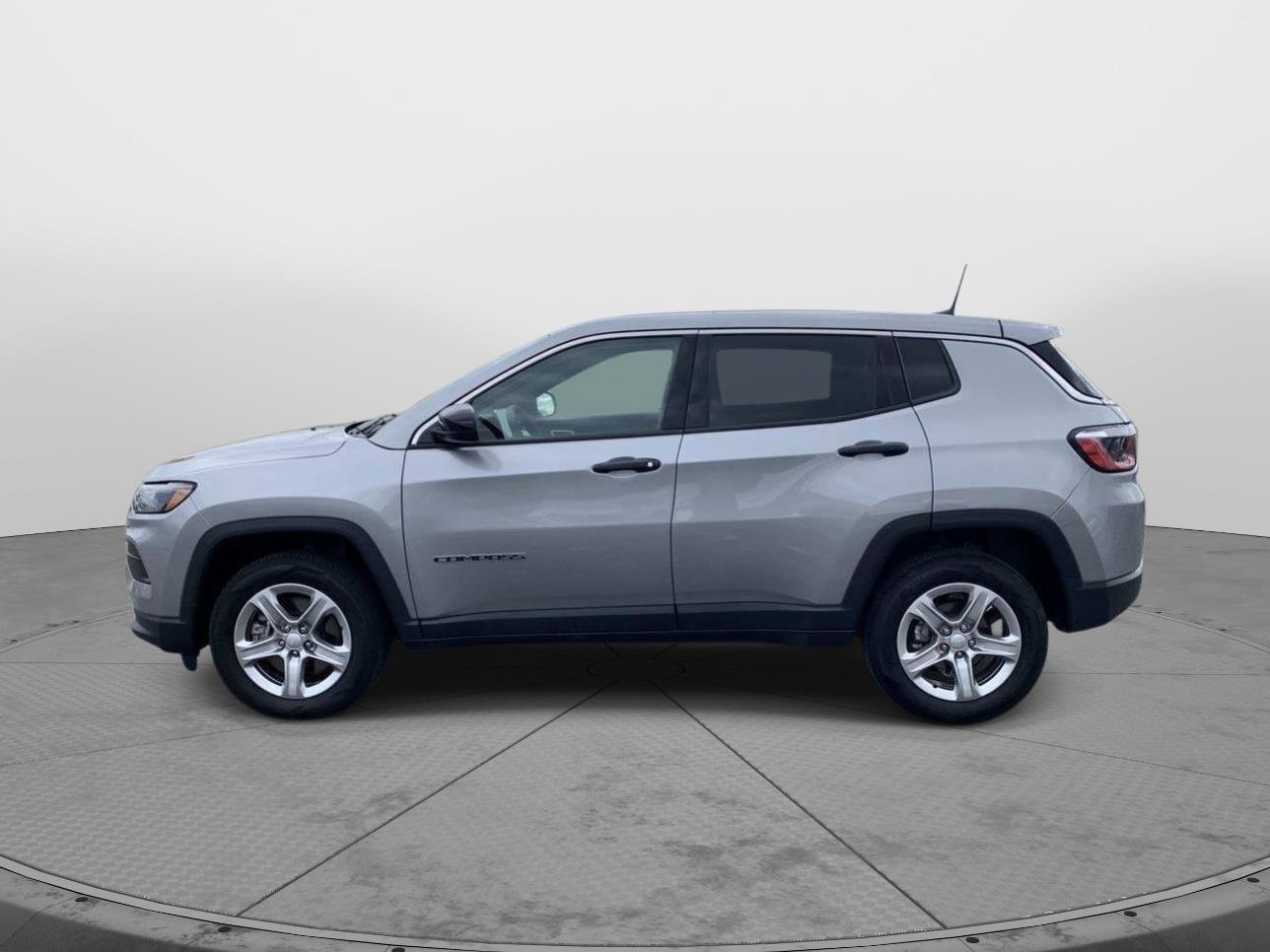 Used 2024 Jeep Compass Sport image 2