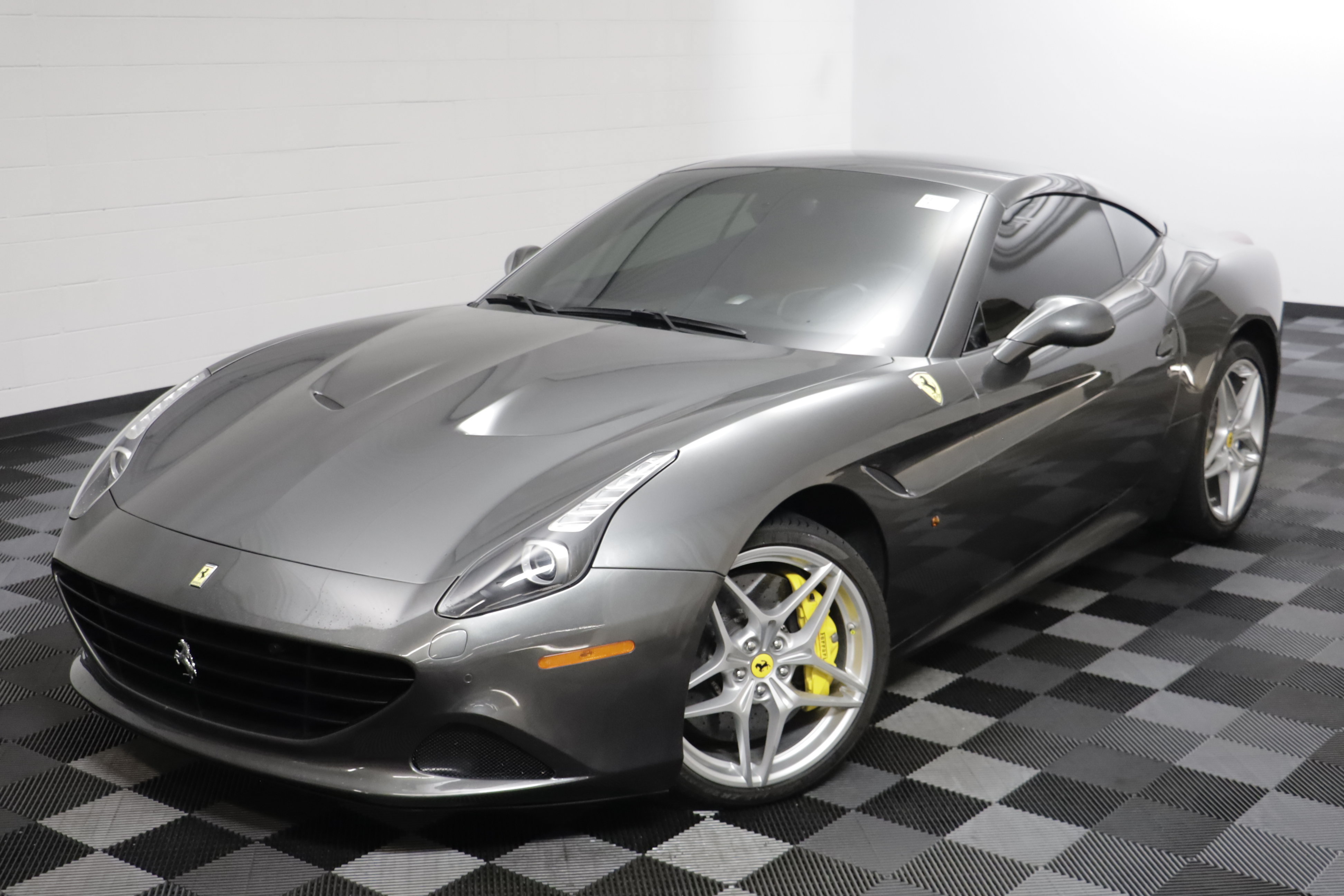 Used 2017 Ferrari California T RWD image 2