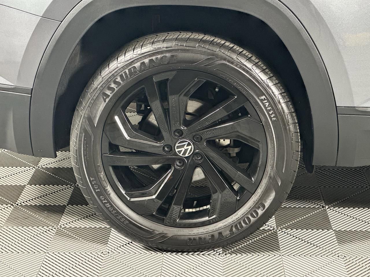 Used 2022 Volkswagen Atlas SE w/ Black Wheel Package image 14