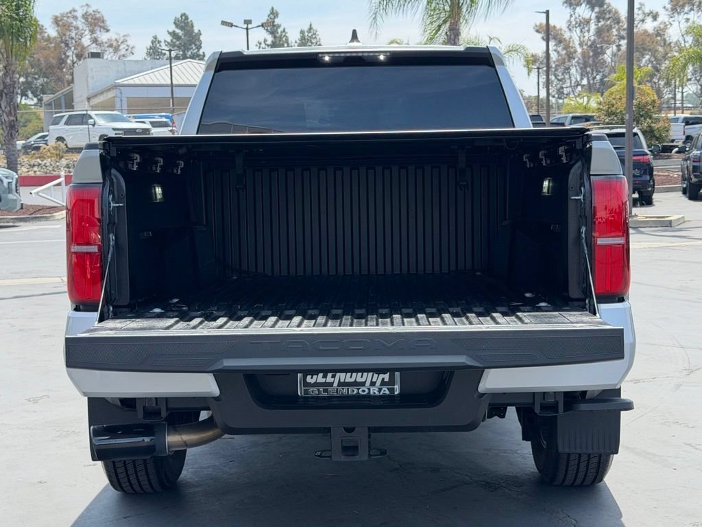 Certified 2025 Toyota Tacoma SR5 AWD/4WD image 15
