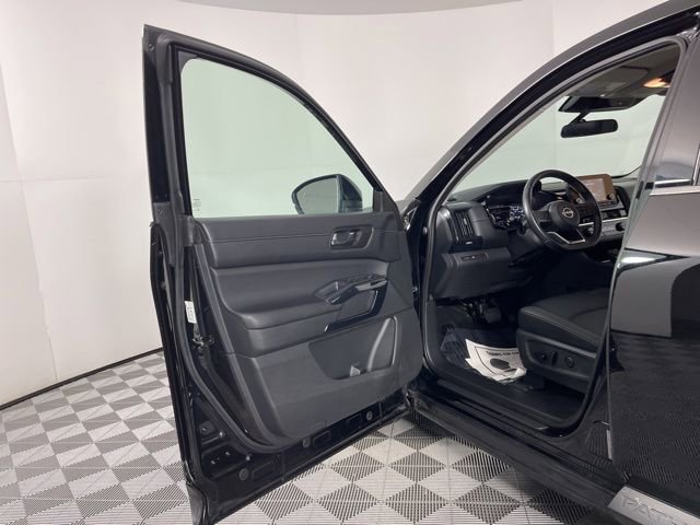 Used 2024 Nissan Pathfinder SV image 16