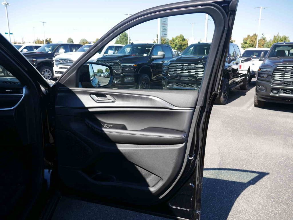 New 2025 Jeep Grand Cherokee Altitude image 23