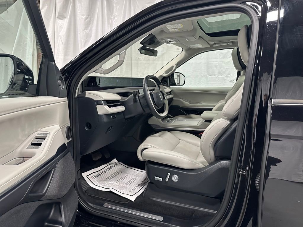 Used 2025 Lincoln Navigator Reserve image 10