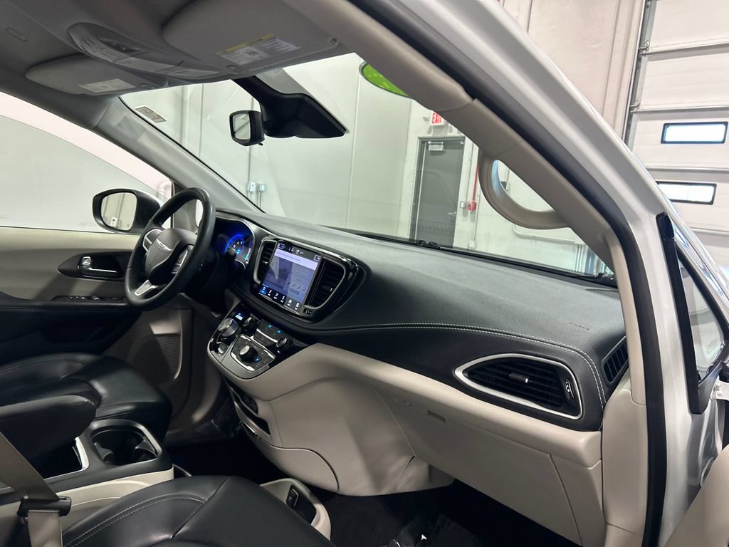 Used 2023 Chrysler Pacifica Touring-L FWD image 33