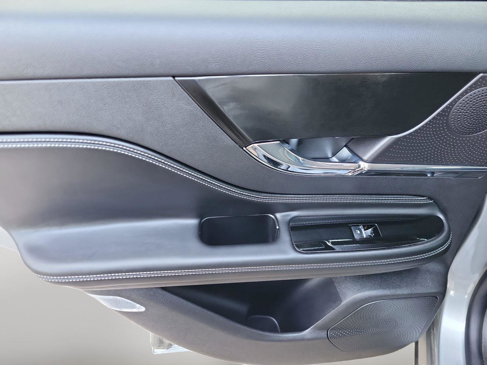 Used 2024 Lincoln Corsair Reserve w/ Towing Package image 18