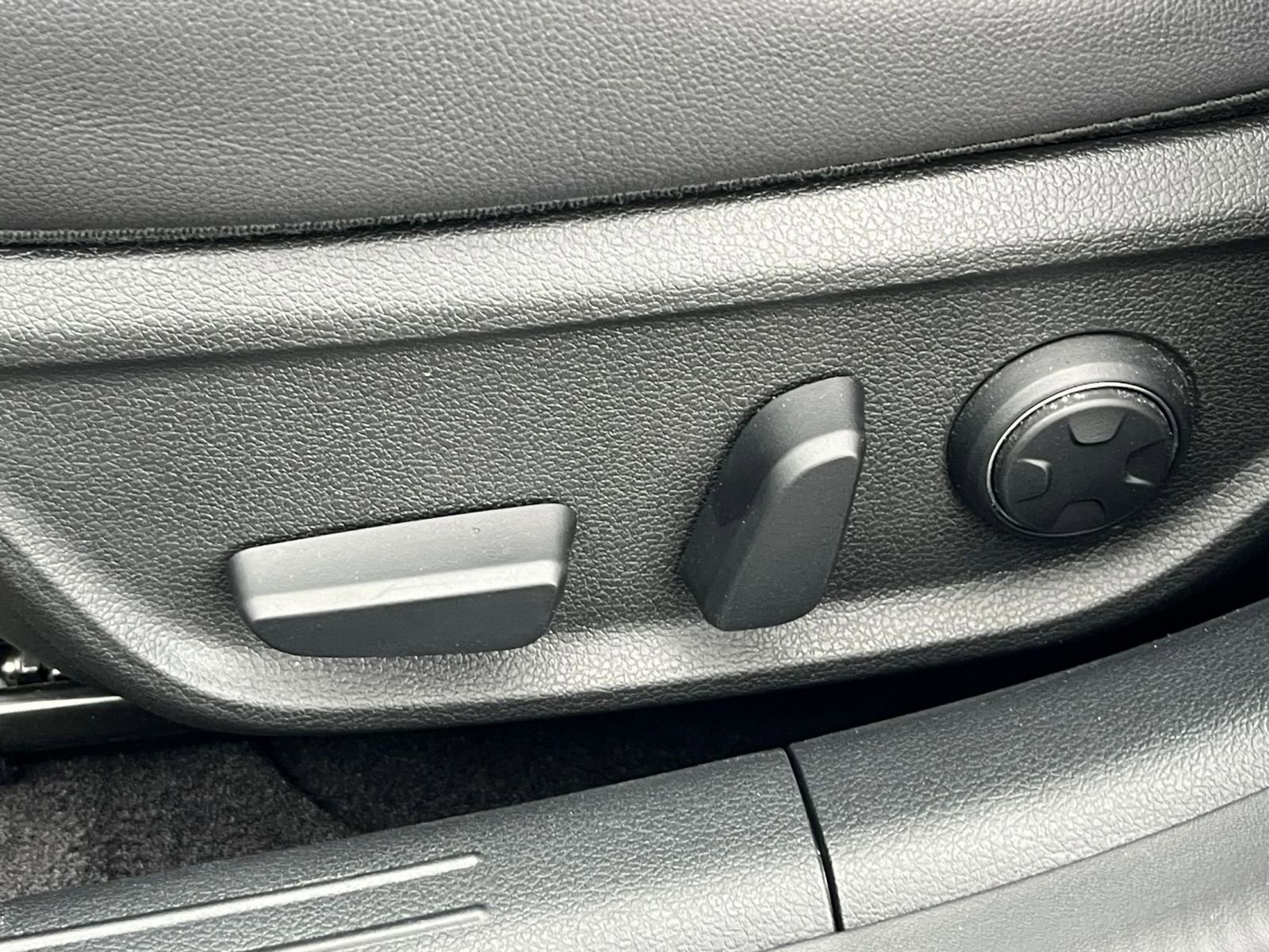 Used 2025 Genesis G70 2.5T image 23