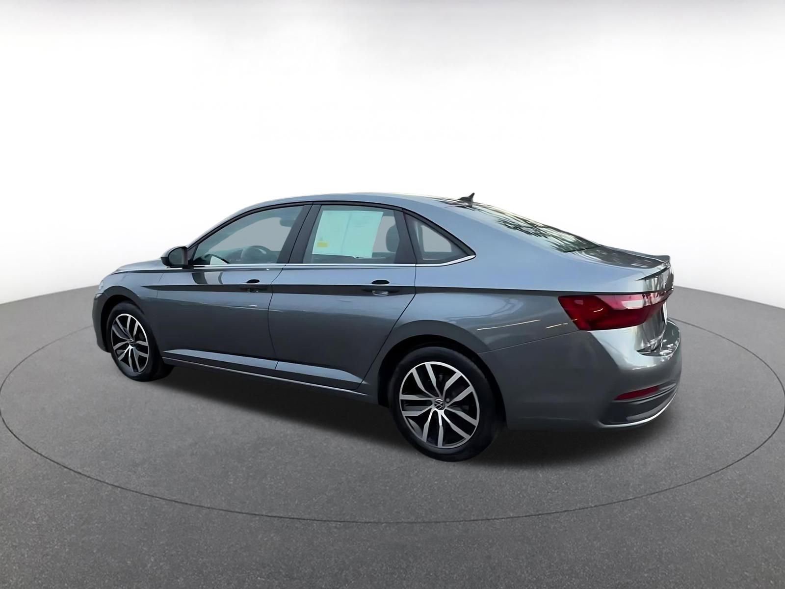 Used 2025 Volkswagen Jetta SE image 12