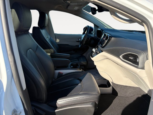 Used 2023 Chrysler Pacifica Touring-L FWD image 15