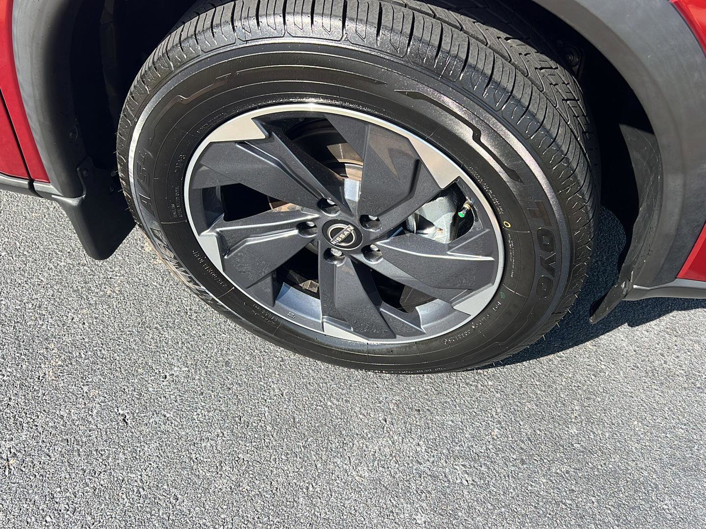 Used 2024 Nissan Rogue SV w/ SV Premium Package image 41