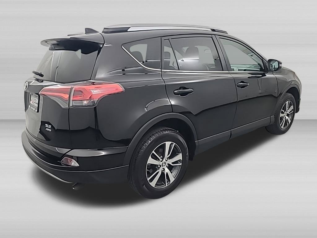 Used 2018 Toyota RAV4 XLE AWD/4WD image 4