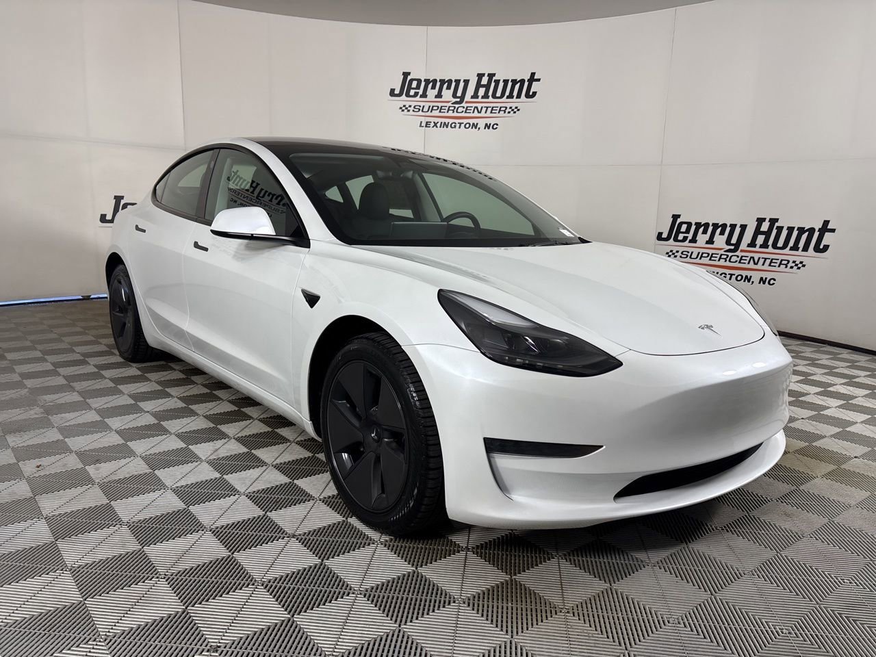 Used 2023 Tesla Model 3 Standard Range image 3