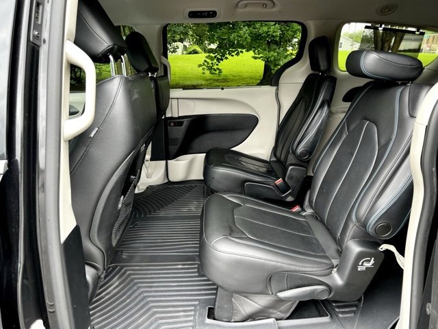 Used 2021 Chrysler Pacifica Touring-L image 19