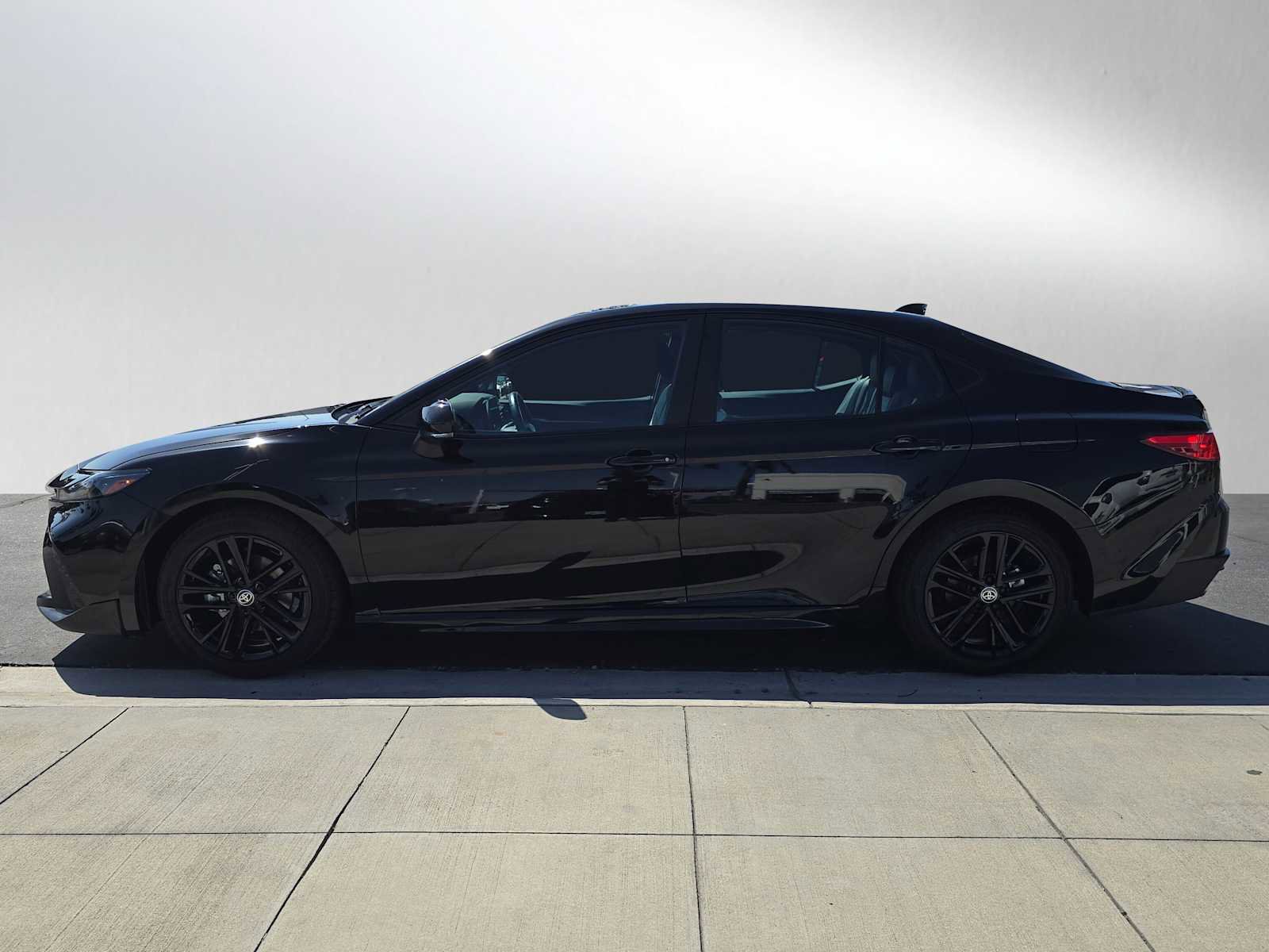 Used 2025 Toyota Camry SE FWD image 6
