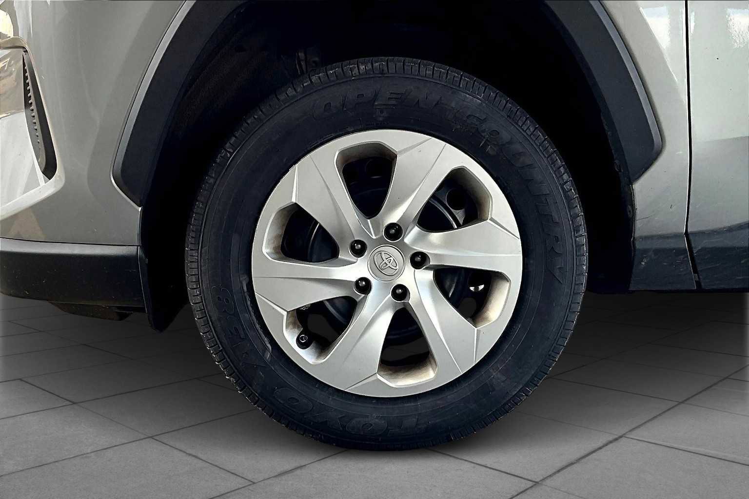 Used 2022 Toyota RAV4 LE image 11