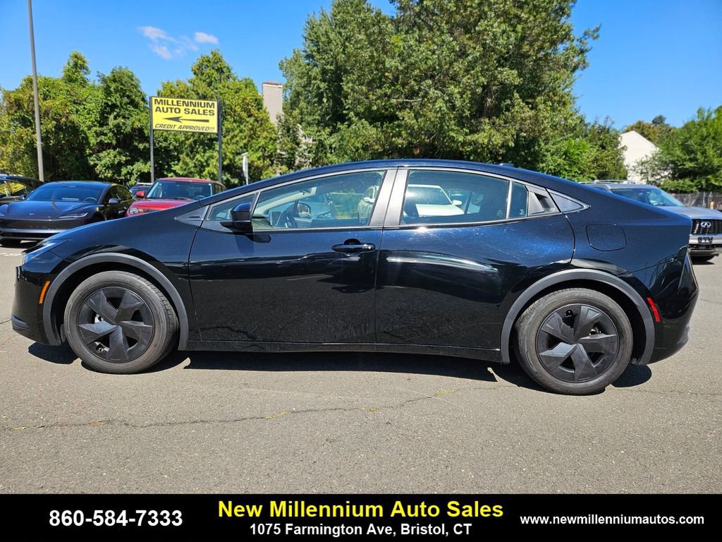 Used 2024 Toyota Prius LE image 2