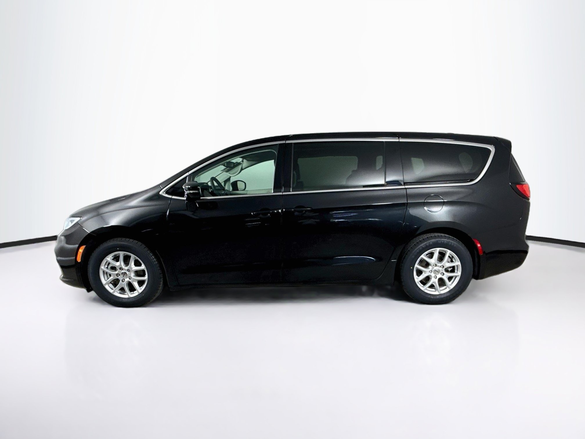 Used 2024 Chrysler Pacifica Touring-L FWD image 7