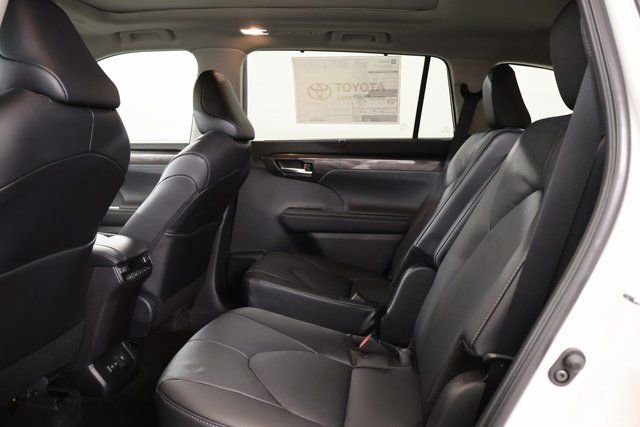 New 2026 Toyota Highlander Platinum image 31