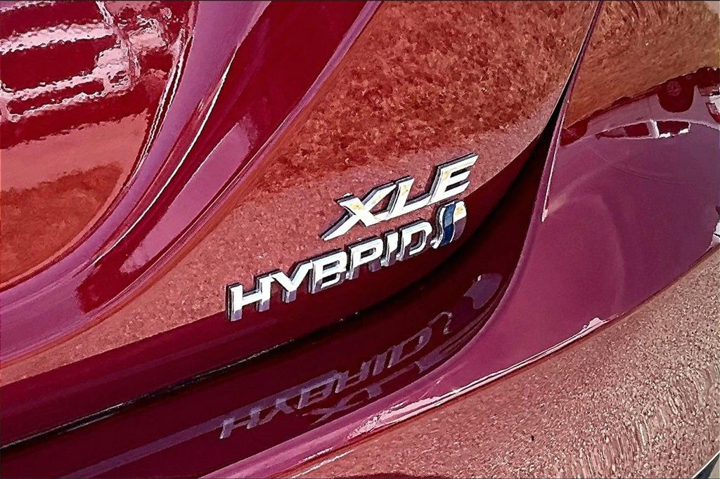 Used 2022 Toyota Camry XLE w/ Navigation Upgrade Package image 11