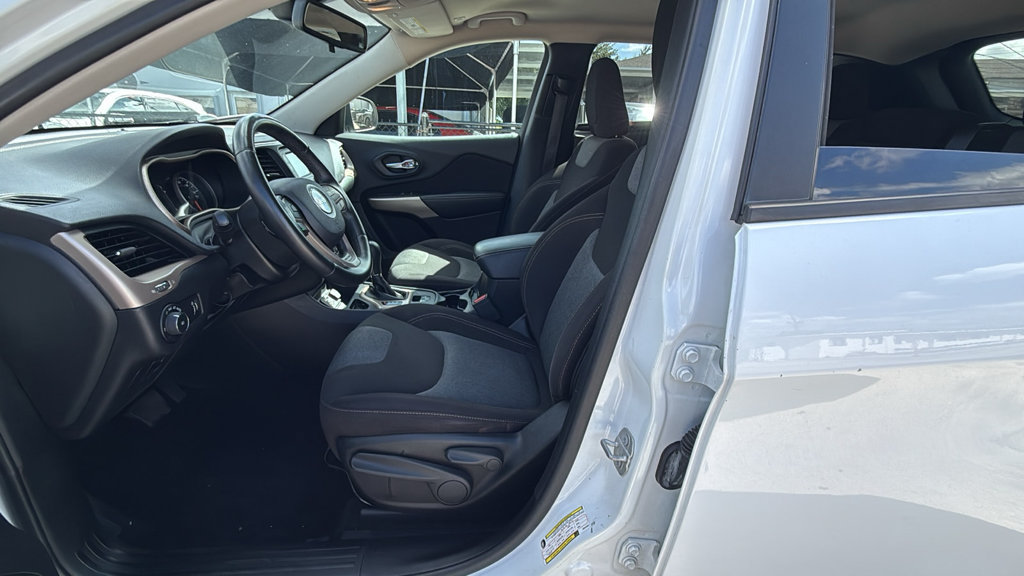 Used 2018 Jeep Cherokee Latitude FWD image 23