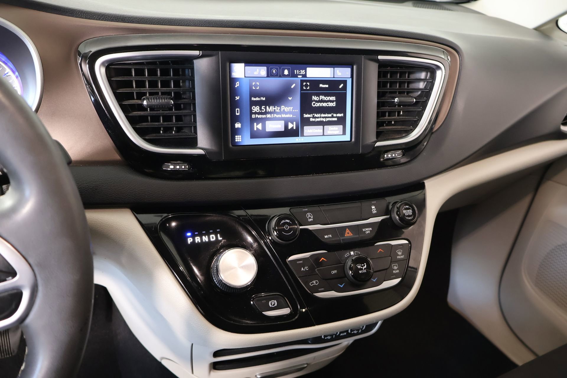 Used 2022 Chrysler Voyager LX image 5