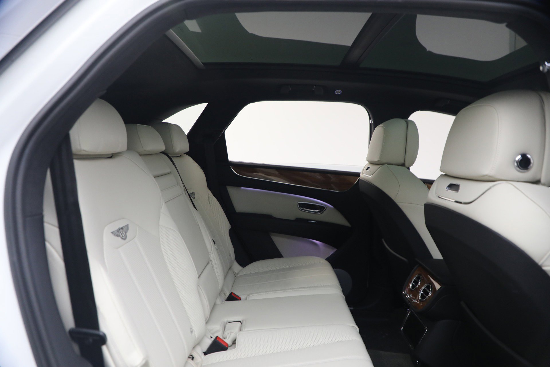 Used 2023 Bentley Bentayga image 30