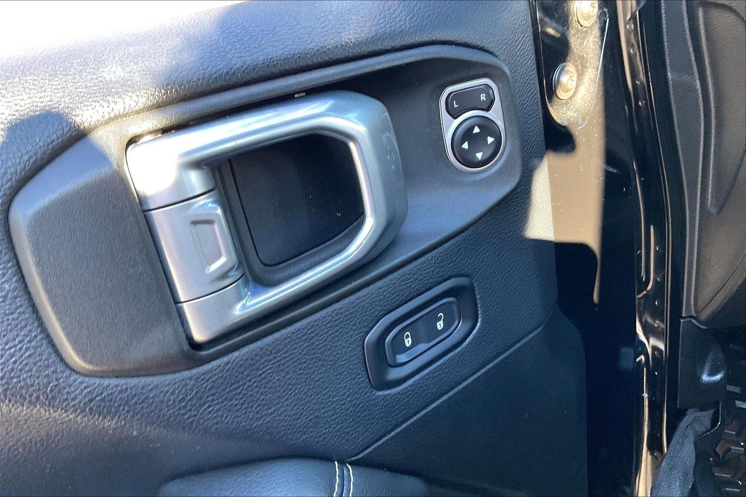 Used 2019 Jeep Wrangler Unlimited Sahara w/ Advanced Safety Group image 31