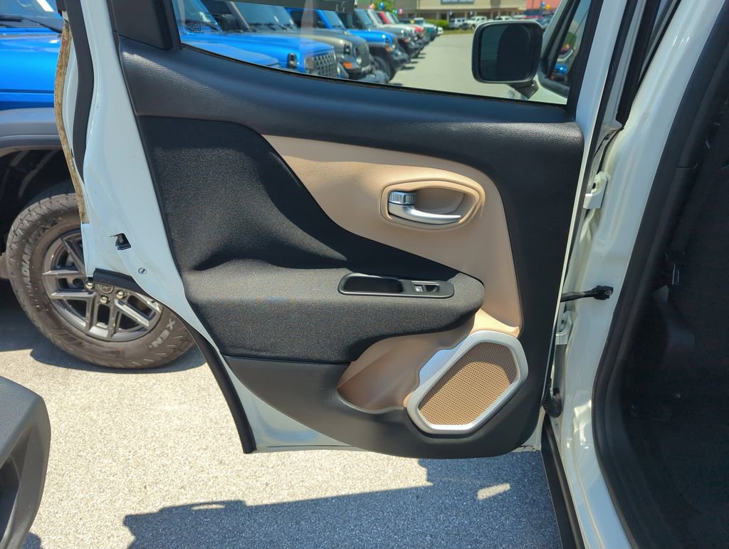 Used 2015 Jeep Renegade Latitude FWD image 26