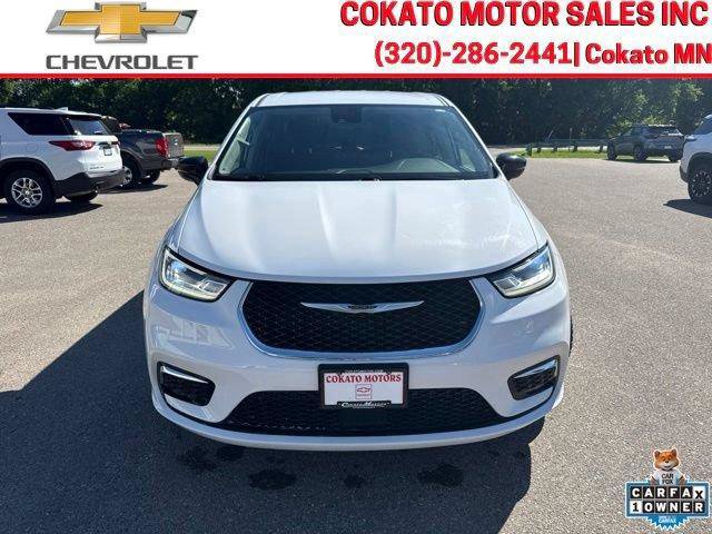 Used 2024 Chrysler Pacifica Touring-L FWD image 2