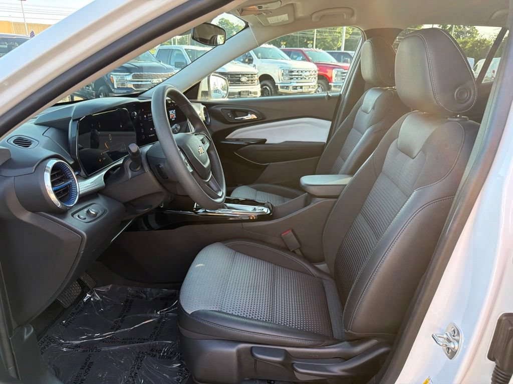 Used 2025 Chevrolet Trax LT FWD image 11