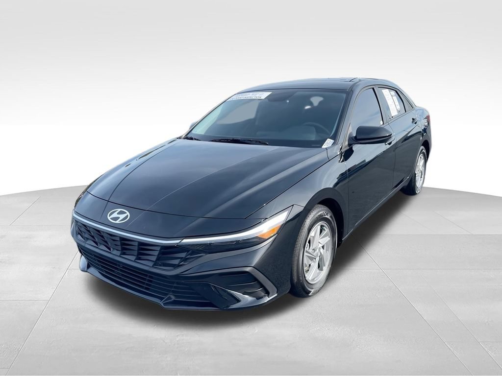 Used 2026 Hyundai Elantra SE FWD image 4