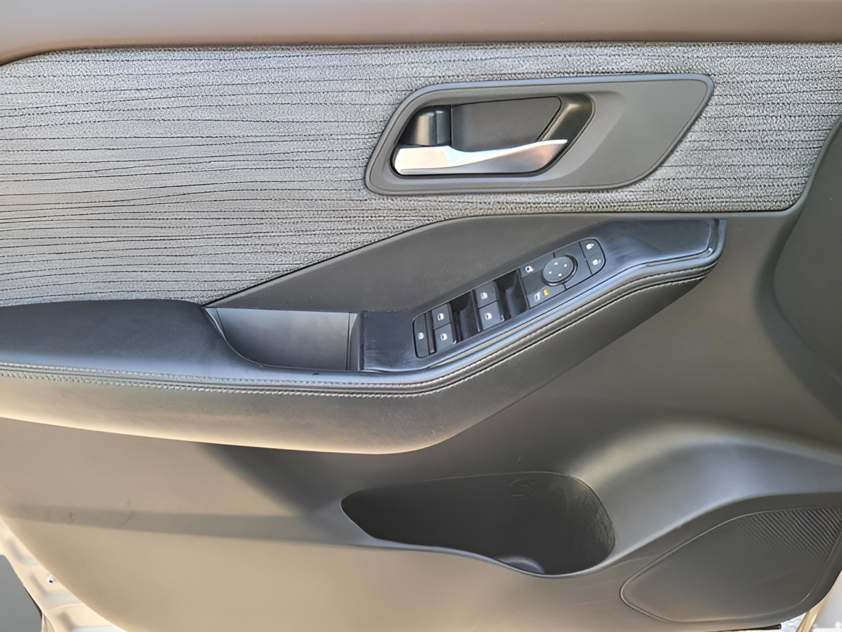 Used 2023 Nissan Rogue SV image 24