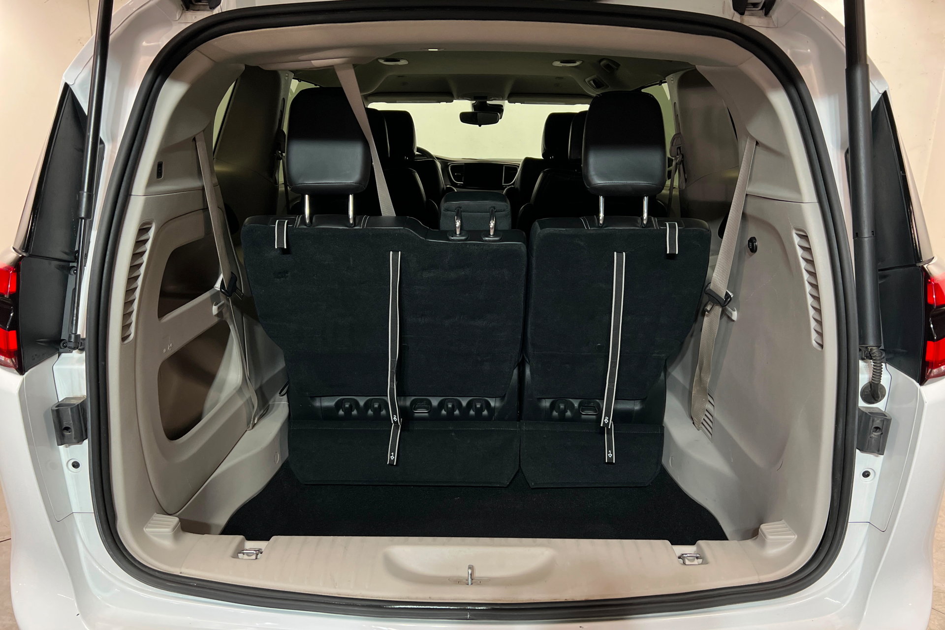 Used 2024 Chrysler Pacifica Touring-L FWD image 23