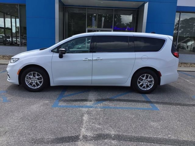 Used 2024 Chrysler Pacifica Touring-L FWD image 3