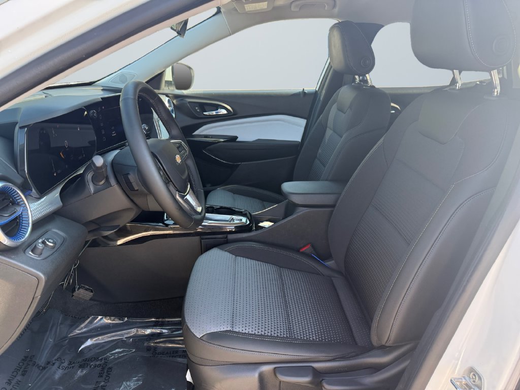 Used 2024 Chevrolet Trax LT w/ LT Convenience Package FWD image 9