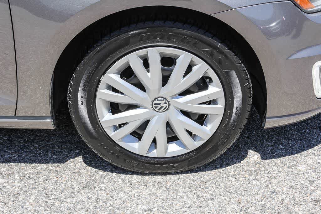 Used 2015 Volkswagen e-Golf Limited Edition FWD image 9