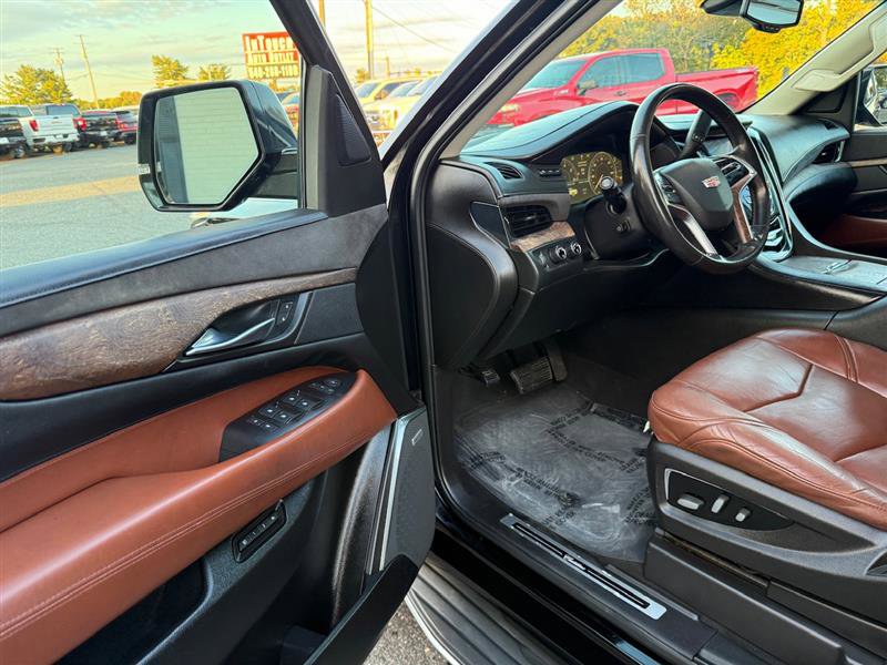 Used 2015 Cadillac Escalade ESV Luxury image 30