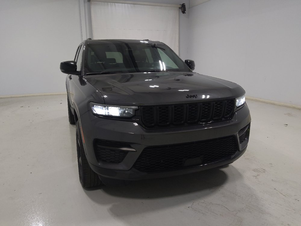 Used 2023 Jeep Grand Cherokee Altitude AWD/4WD image 14