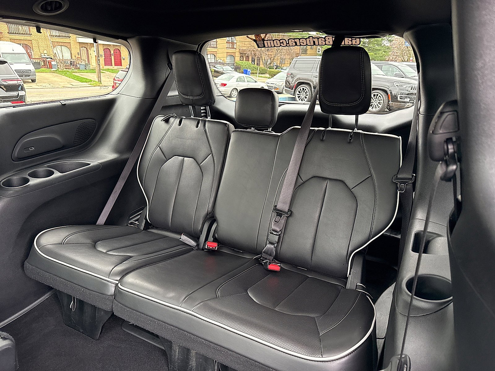 Used 2025 Chrysler Pacifica Limited FWD image 8