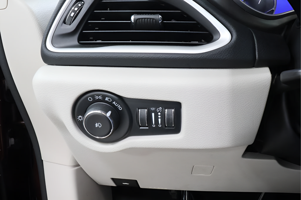 Used 2023 Chrysler Pacifica Touring-L FWD image 18