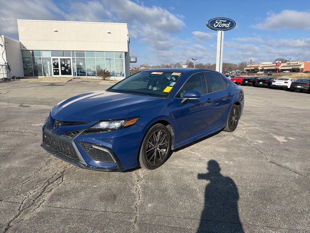 Used 2023 Toyota Camry SE image 2