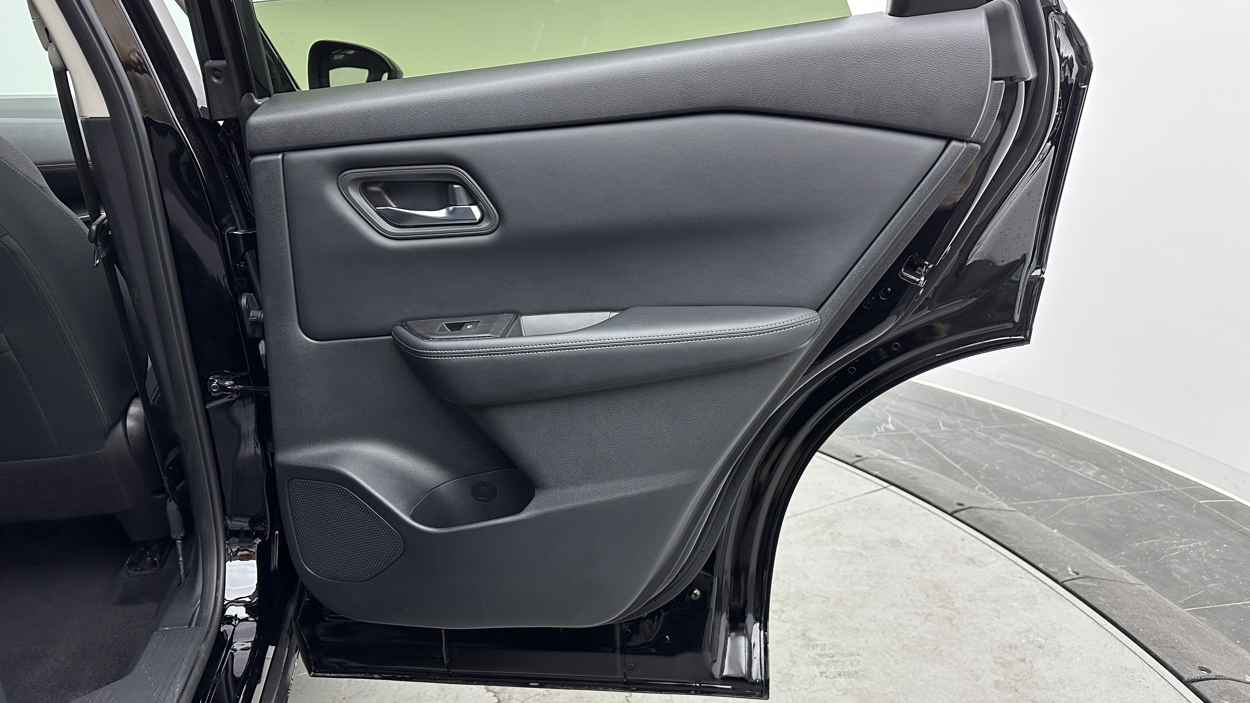 Used 2025 Nissan Rogue SV image 32