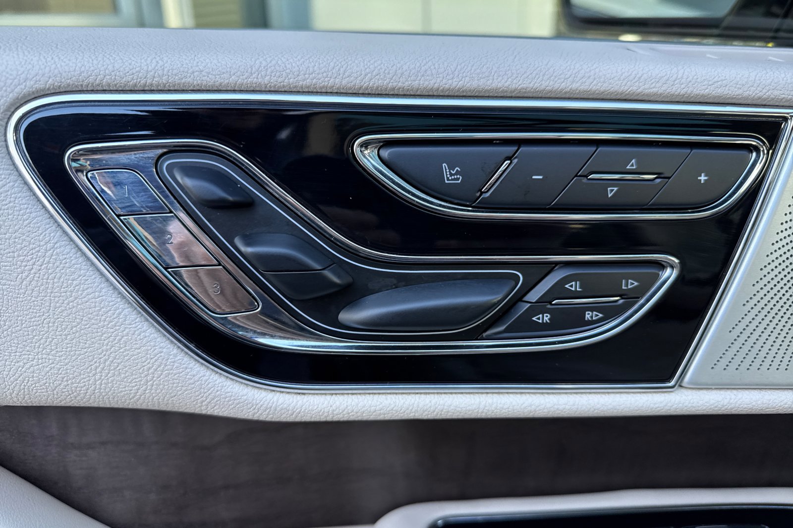 Used 2018 Lincoln Navigator L Reserve w/ Technology Package image 11