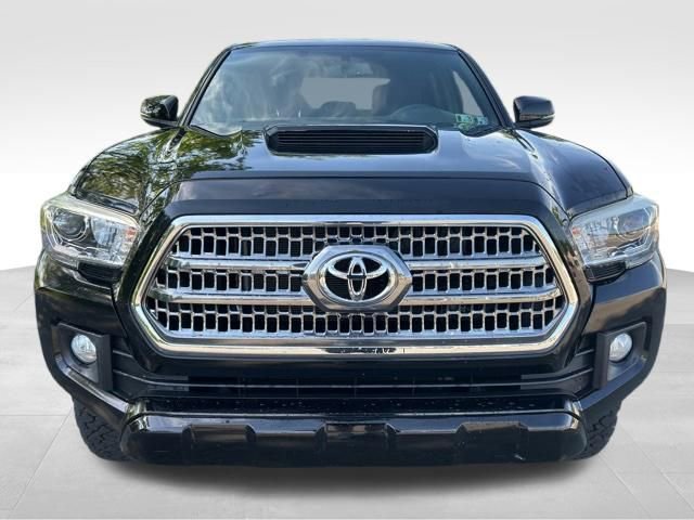 Used 2017 Toyota Tacoma TRD Sport AWD/4WD image 8