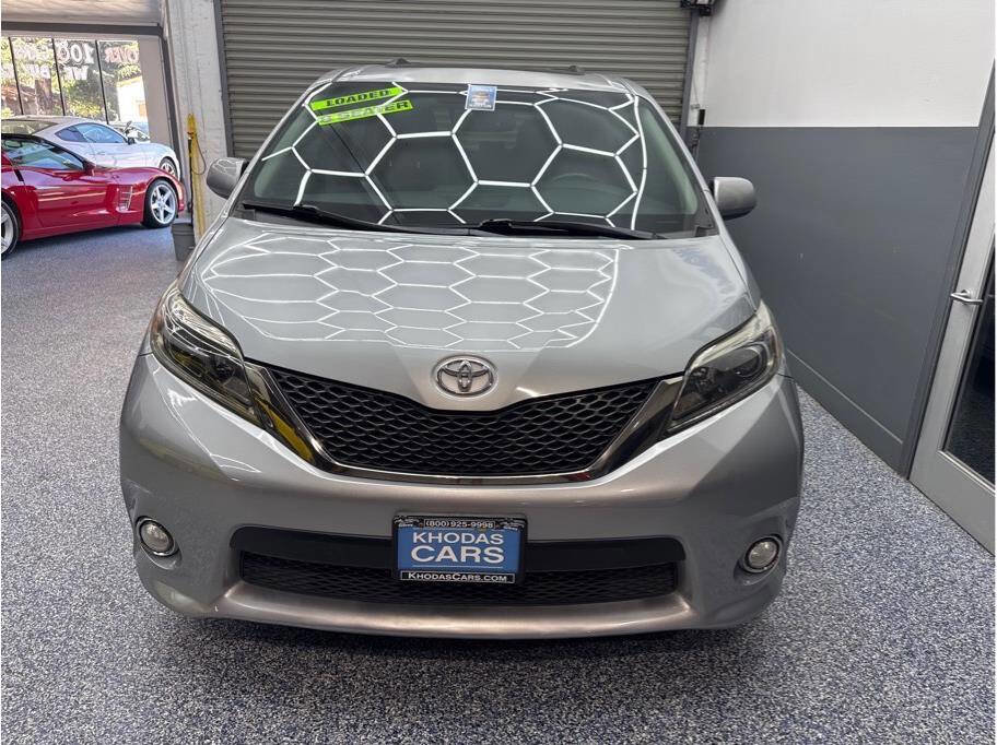 Used 2017 Toyota Sienna SE Premium image 7