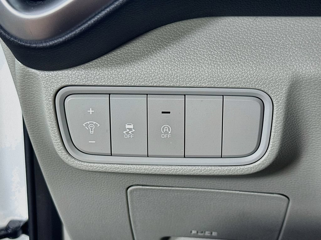 Used 2025 Kia Soul LX w/ LX Technology Package FWD image 21