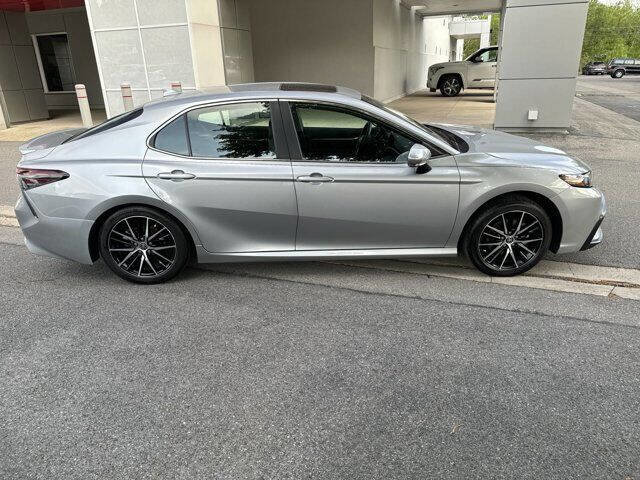 Used 2021 Toyota Camry SE w/ Cold Weather Package image 9