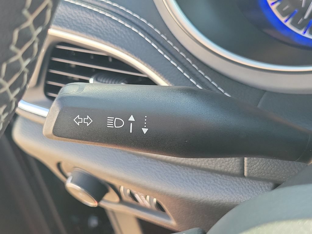 Used 2025 Chrysler Pacifica Limited FWD image 17