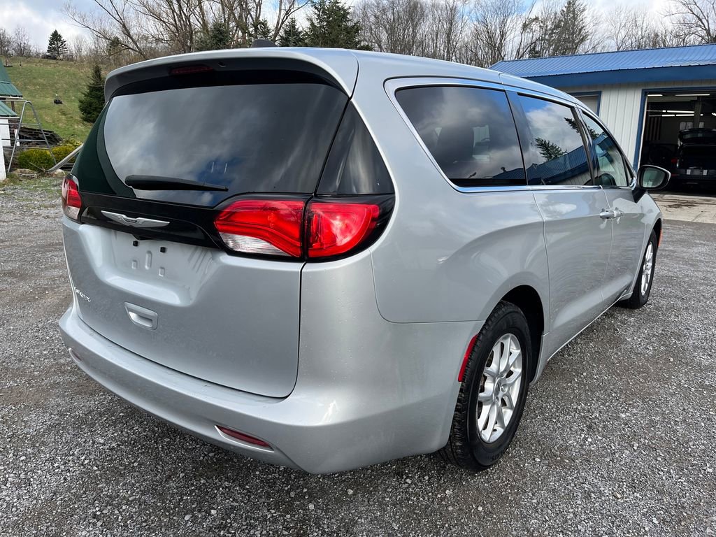 Used 2023 Chrysler Voyager LX image 5