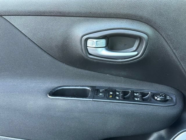 Used 2020 Jeep Renegade Latitude AWD/4WD image 11